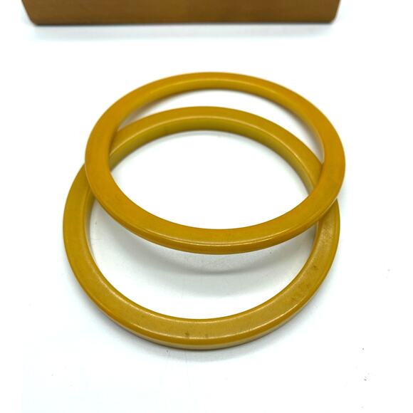 Vintage Butterscotch Bakelite Bangles Set of‎ 2 Retro Bracelets - Picture 1 of 6